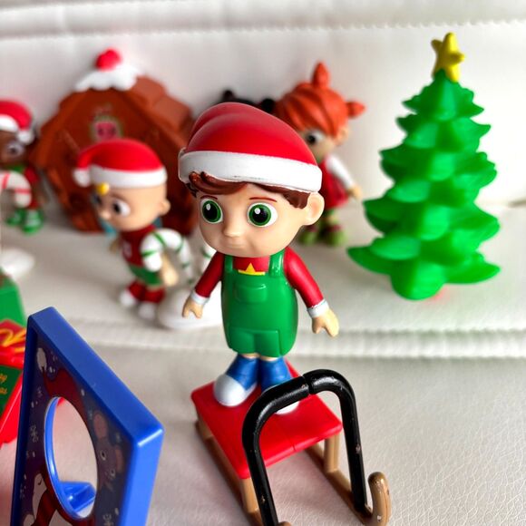 23 Piece Christmas COCOMELON Play Set 9 Family & Friends Figures &14 Play Pcs. - Picture 4 of 8